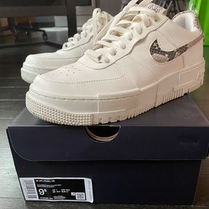 Nike Air Force 1 - AF1 Pixel SE Snakeskin (Sail/College Grey/Malt/Desert Sand)